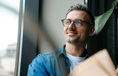Online-Banking Firmenkunden - Mann schaut aus dem Fenster