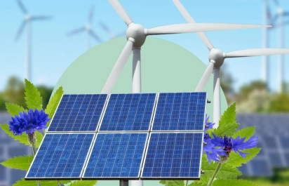 Photovoltaik-Modul und Windräder - Beispiele für Projektfinanzierungen bei der UmweltBank