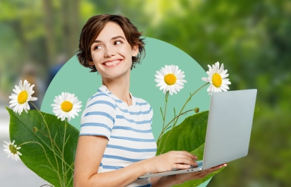 Motiv für die Fonds bei der UmweltBank - Frau mit Laptop vor Blumen-Hintegrund