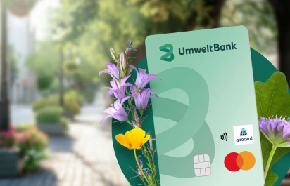 Debitkarte (girocard) der UmweltBank vor Blumen-Hintergrund