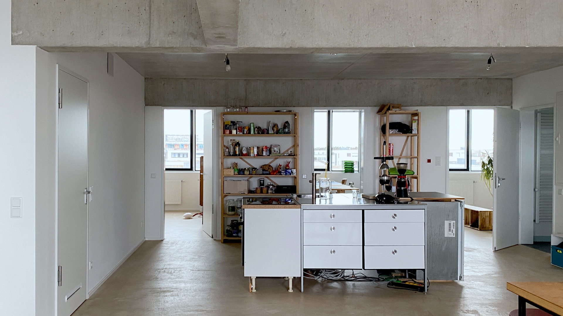 Innenansicht Räumlichkeiten des Projekts Kooperative Großstadt eG, Ansicht Küchenblock